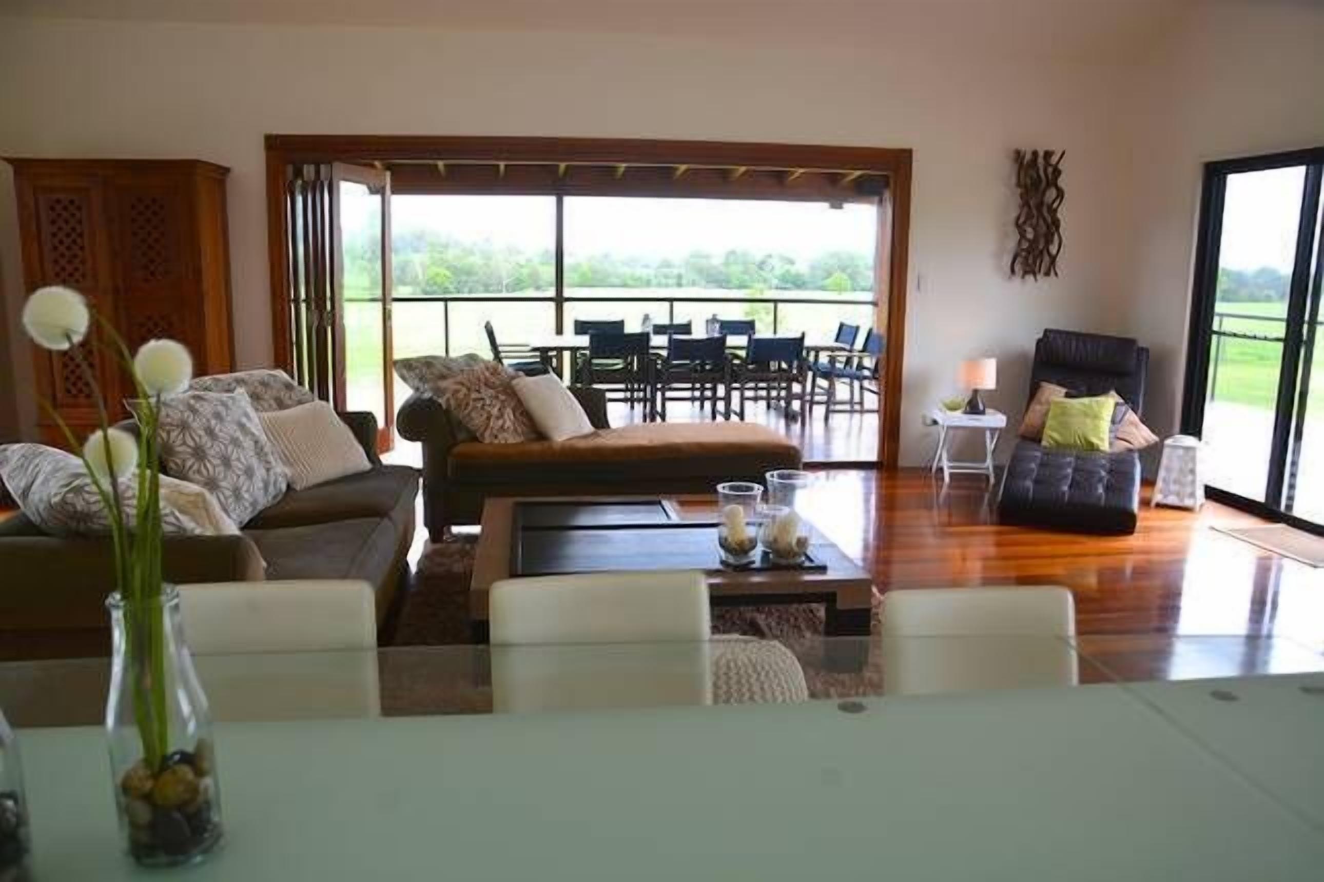 'THEME PARK CENTRAL WITH A TOUCH OF COUNTRY — image 5