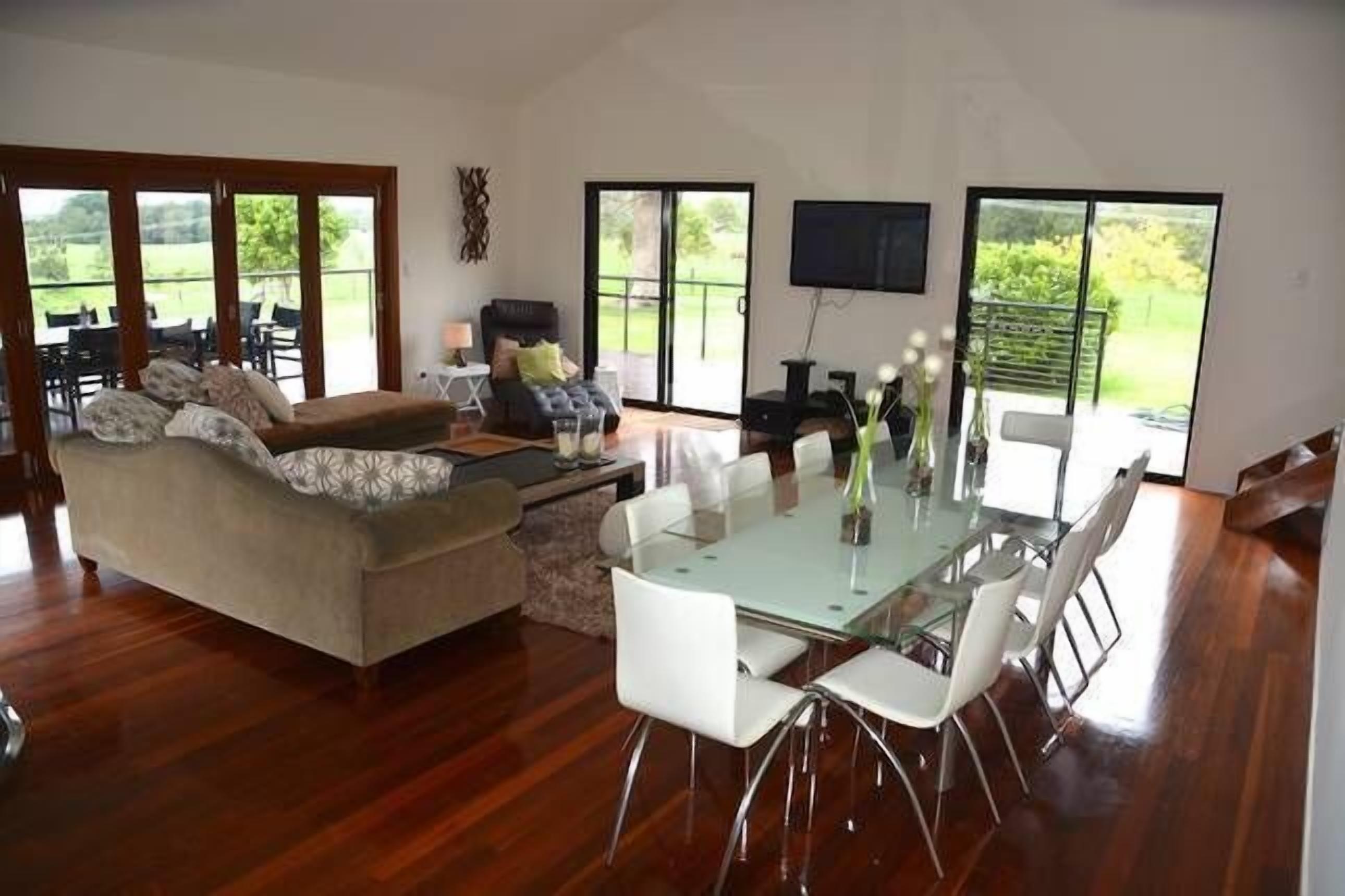 'THEME PARK CENTRAL WITH A TOUCH OF COUNTRY — image 3