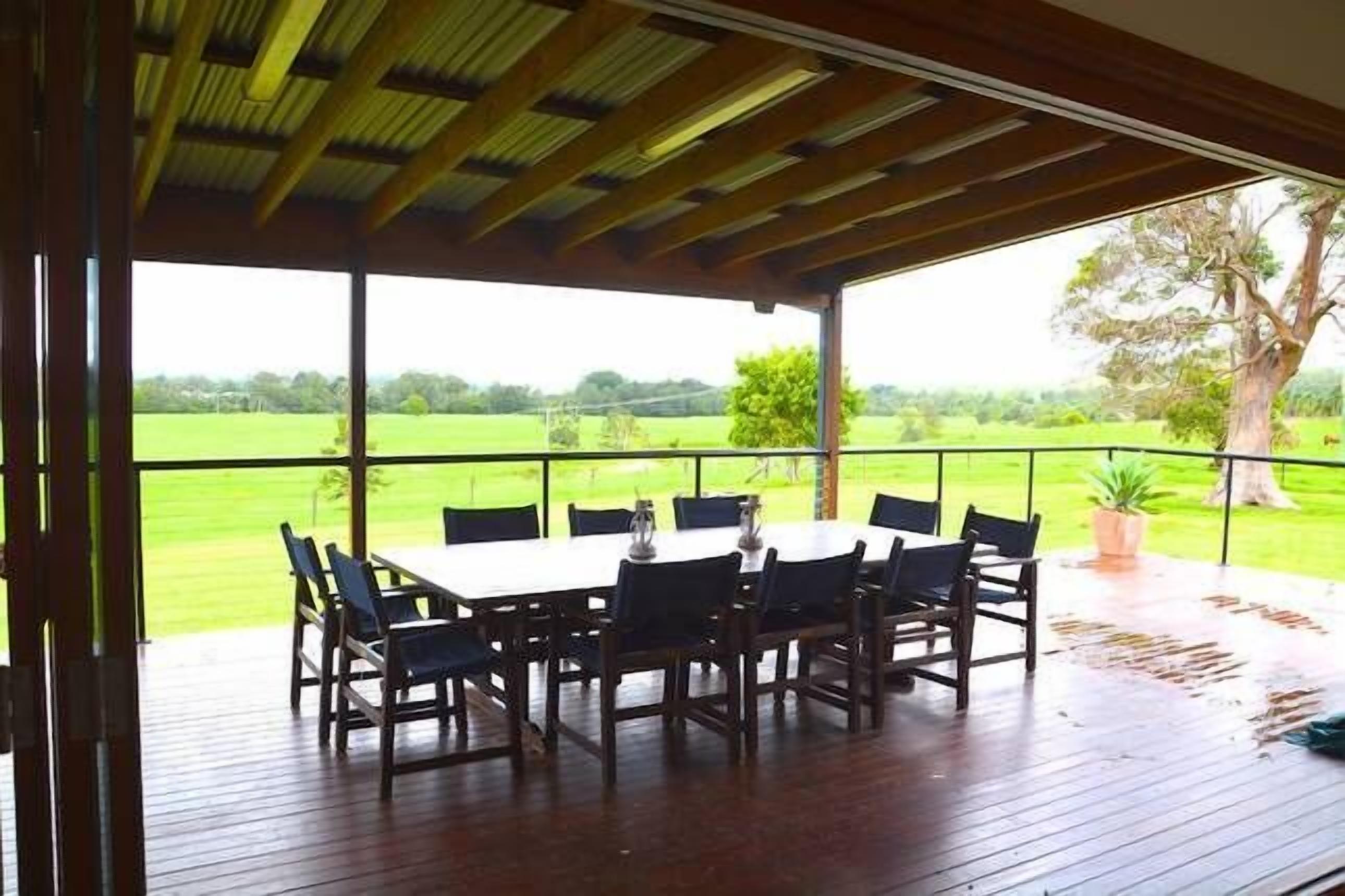 'THEME PARK CENTRAL WITH A TOUCH OF COUNTRY — image 7