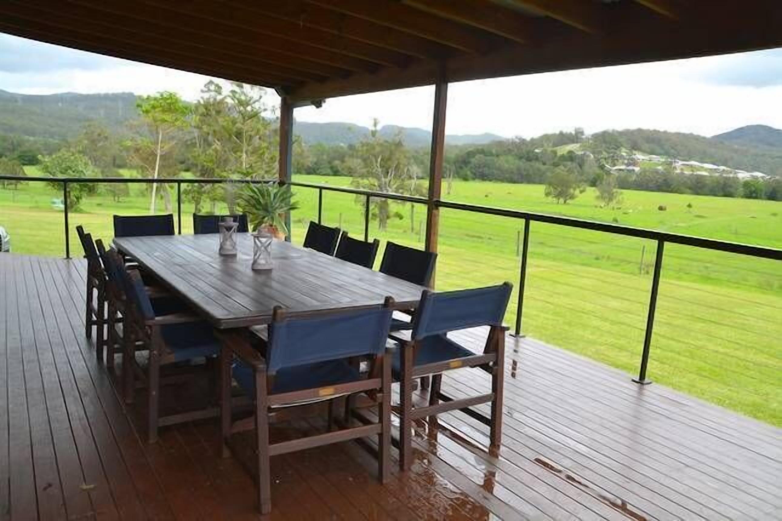 'THEME PARK CENTRAL WITH A TOUCH OF COUNTRY — image 9