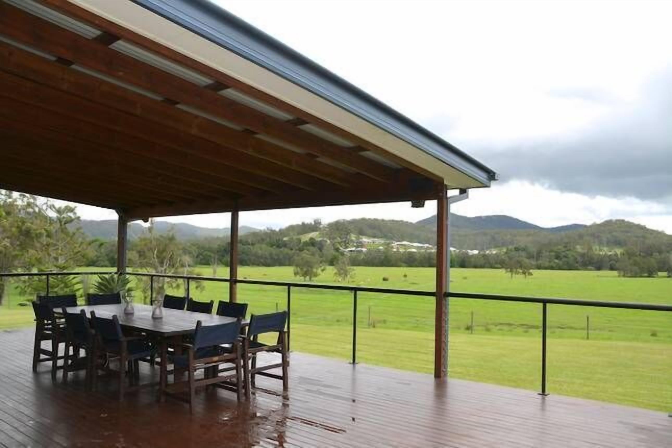 'THEME PARK CENTRAL WITH A TOUCH OF COUNTRY — image 6