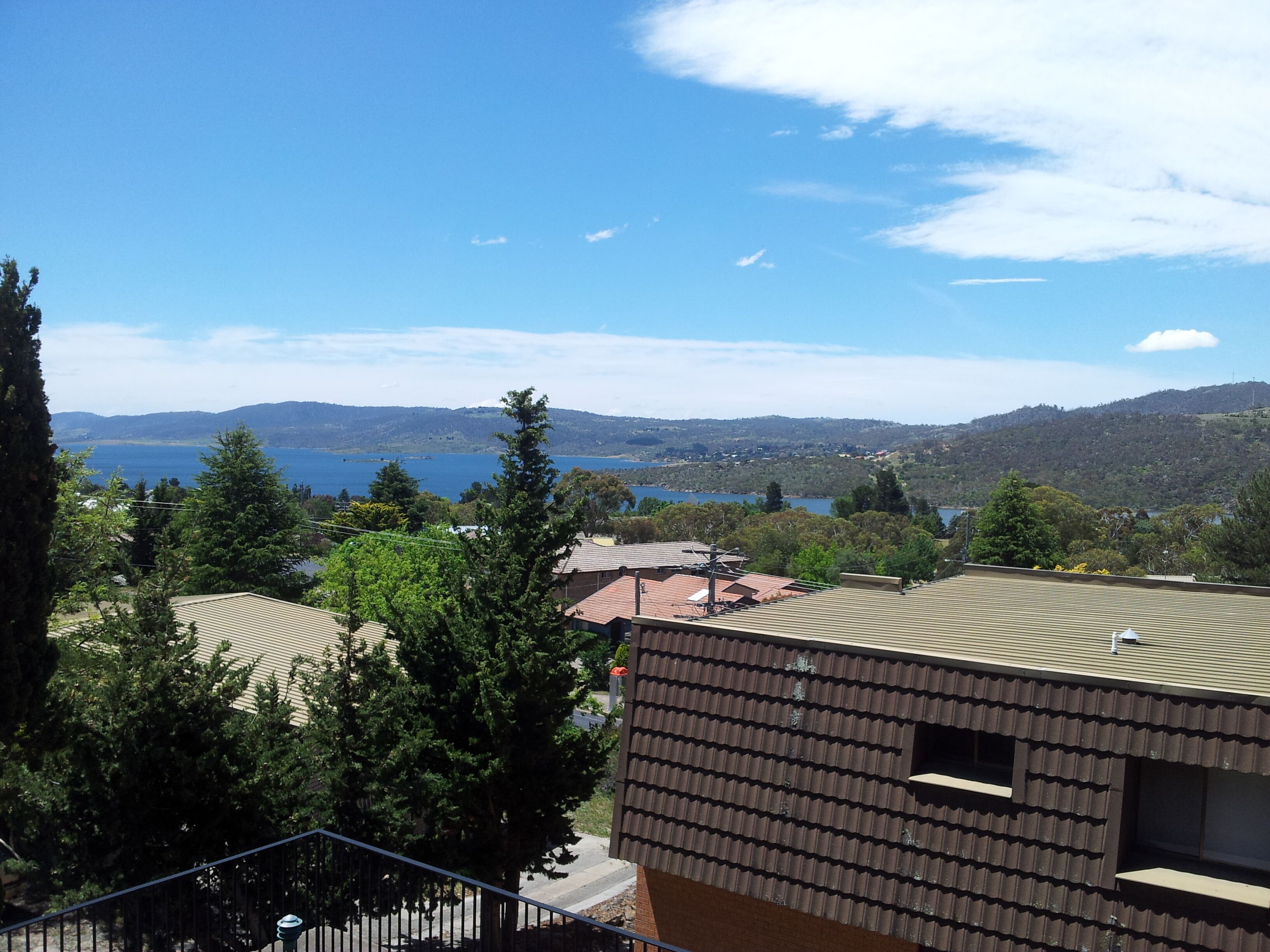 Jindabyne apartment sleeps 8 with great lake views — image 2