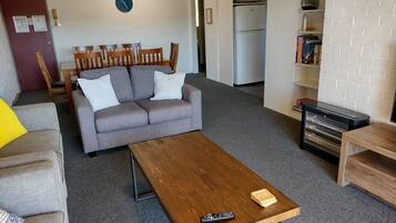 Smart TV, Netflix, reproductor de DVD y libros