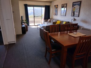 Smart-TV, Netflix, DVD-Player, Bücher