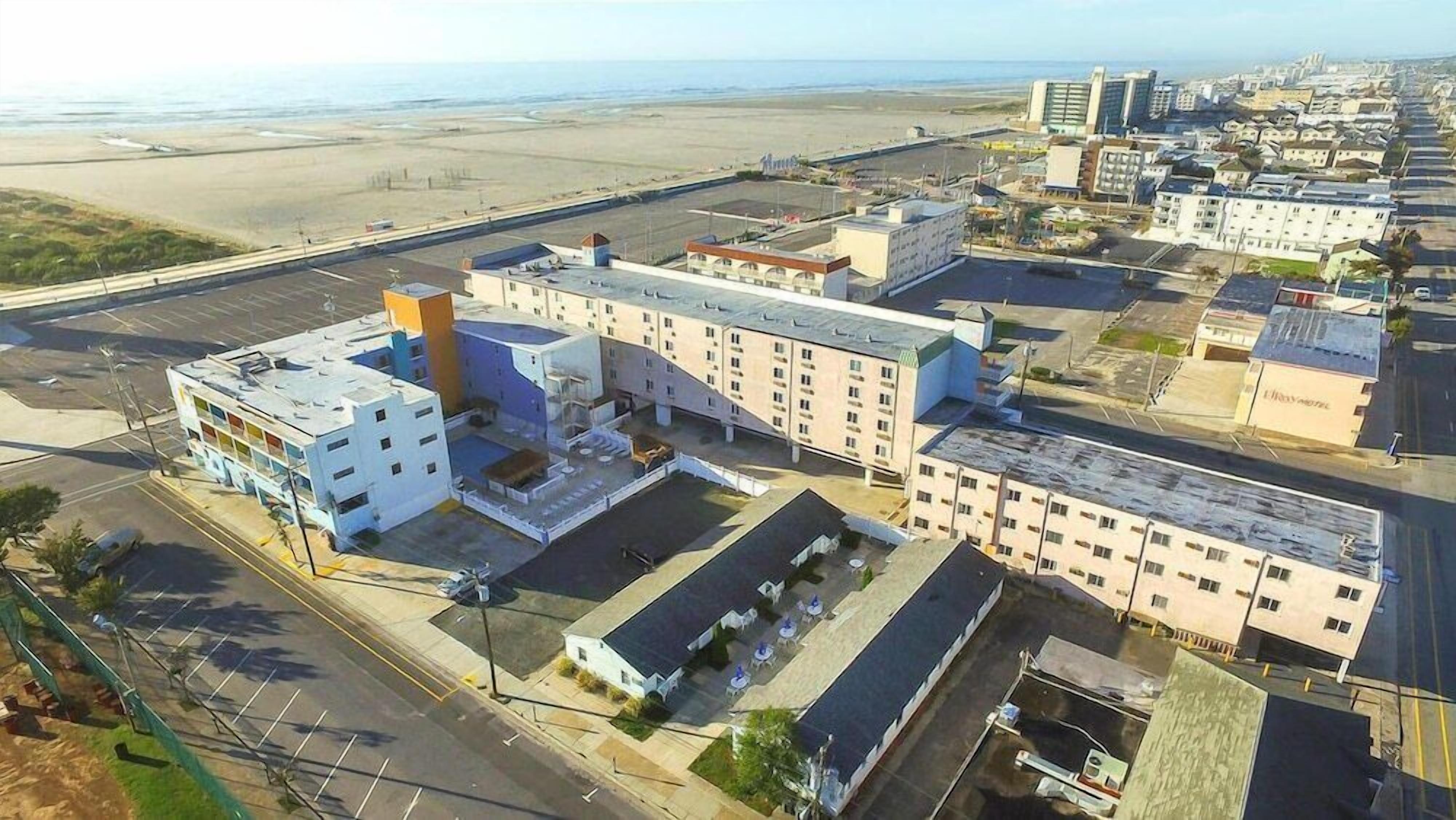 Photo - Oceanic Hotel & Barefoot Tiki Bar