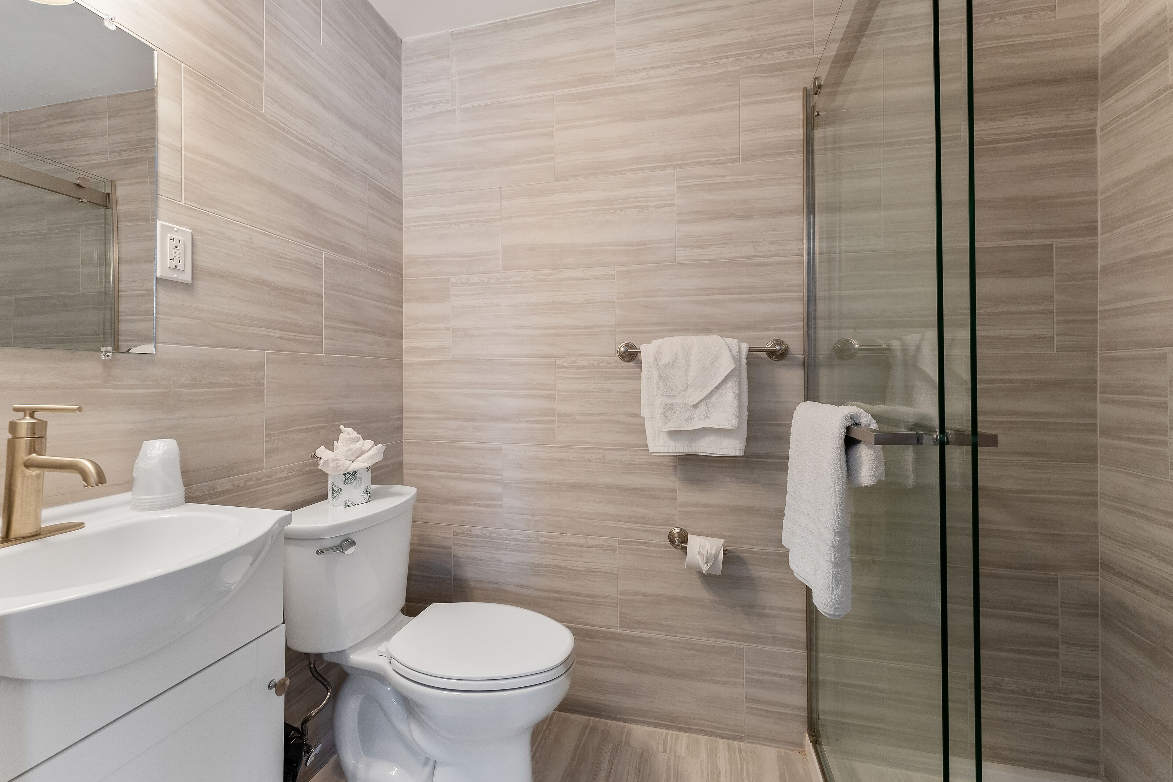 Photo - Oceanic Hotel & Barefoot Tiki Bar