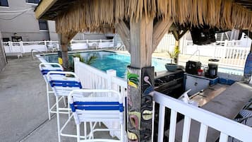 Bar au bord de la piscine