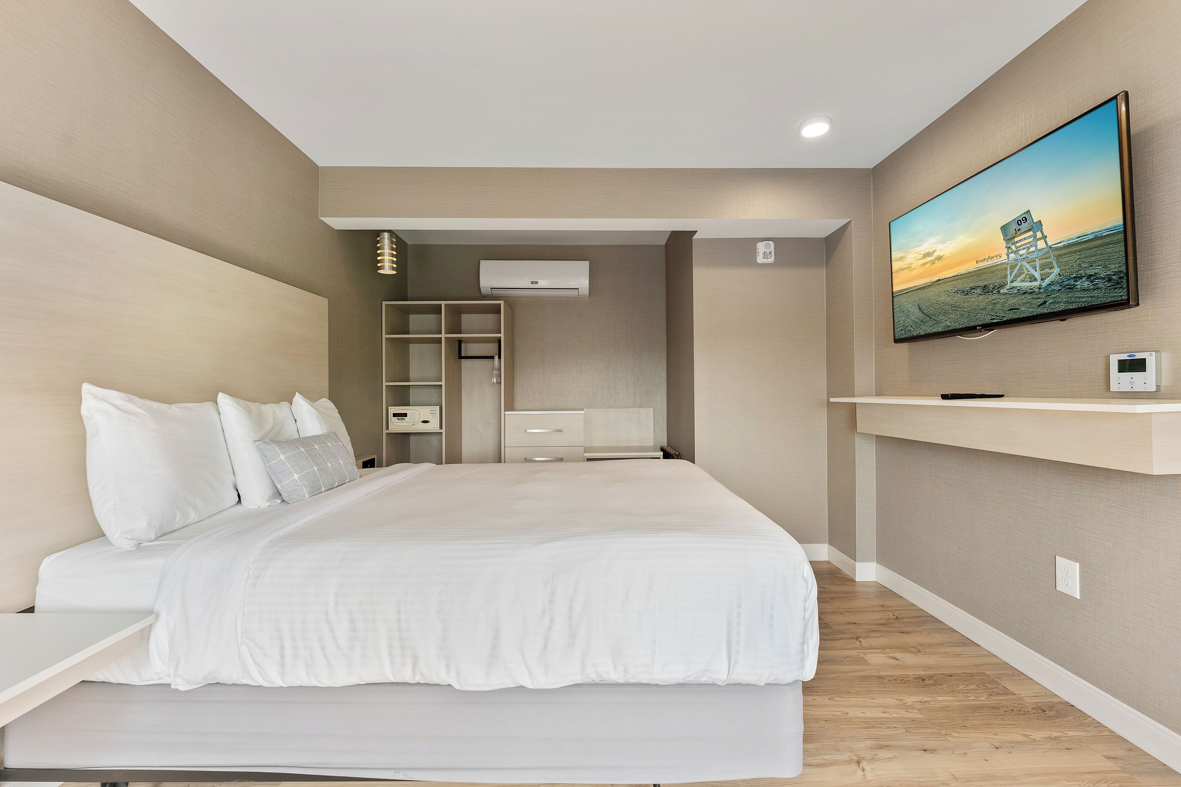 Photo - Oceanic Hotel & Barefoot Tiki Bar