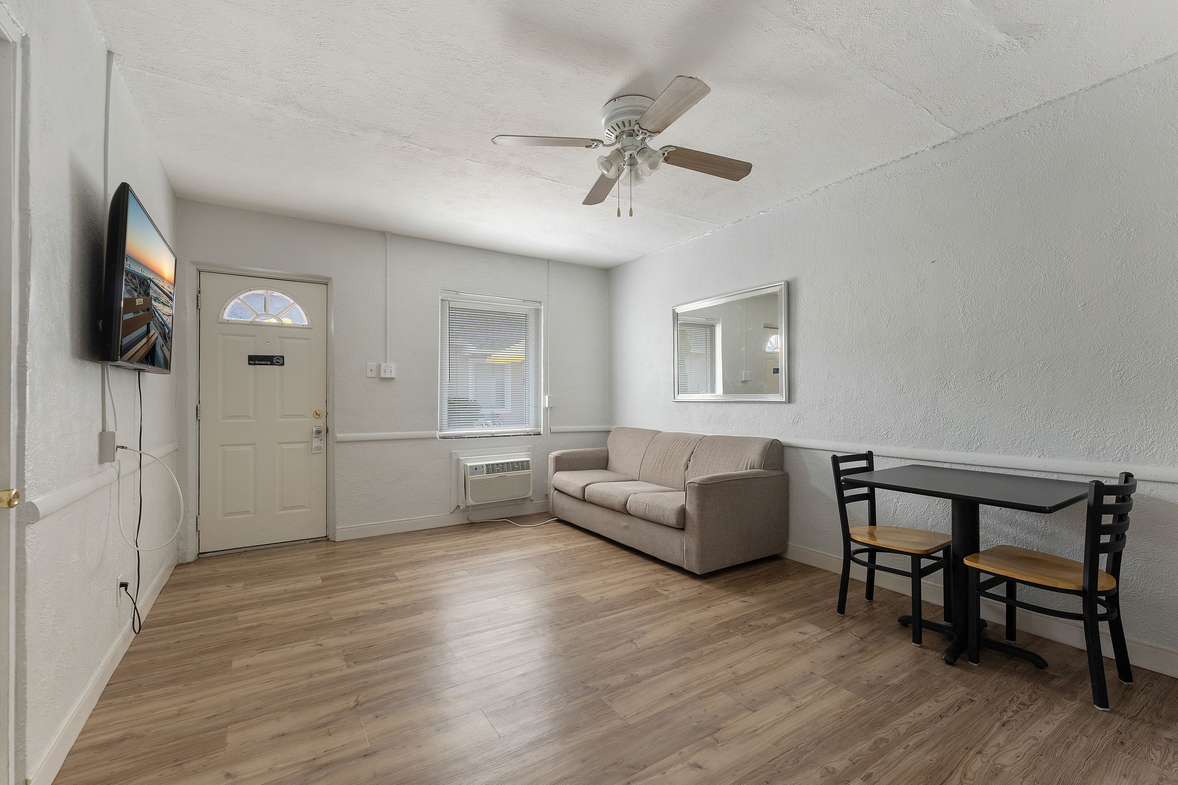 Photo - Oceanic Hotel & Barefoot Tiki Bar