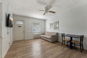 Økonomi-småhus, flere senger, ikke-røyk | Oppholdsområde | En 42-tommers Flatskjerm-TV med Parabol-TV samt TV