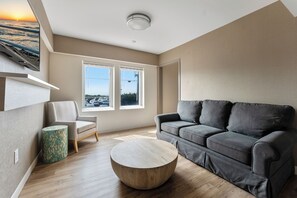 Deluxe Room, 1 Queen Bed with Sofa bed, Ocean View | Living area - Oceanic Hotel (Wildwood)