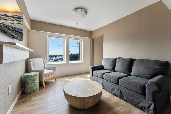 Deluxe Room, 1 Katil Ratu (Queen) dengan Katil Sofa, Ocean View | Ruang tamu | 42 inci televisyen skrin rata dengan satelit, TV 