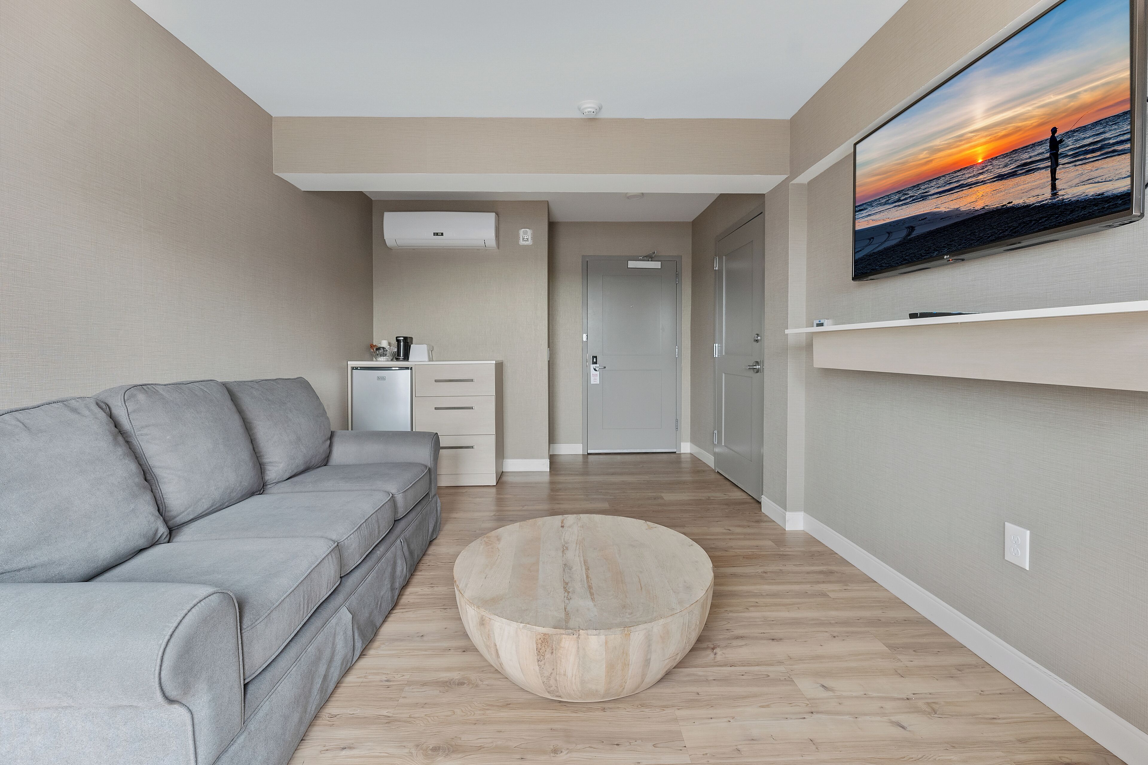 Deluxe Room, 1 Queen Bed with Sofa bed, Ocean View | Living area