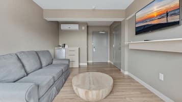 Chambre Deluxe, 1 grand lit et 1 canapé-lit, vue océan | Coin séjour | Télévision à écran plat de 42 pouces avec chaînes par satellite