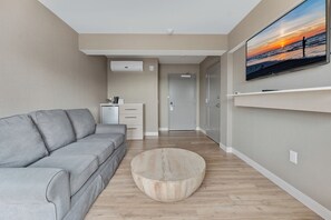 Deluxe Room, 1 Queen Bed with Sofa bed, Ocean View | Living area - Oceanic Hotel (Wildwood)