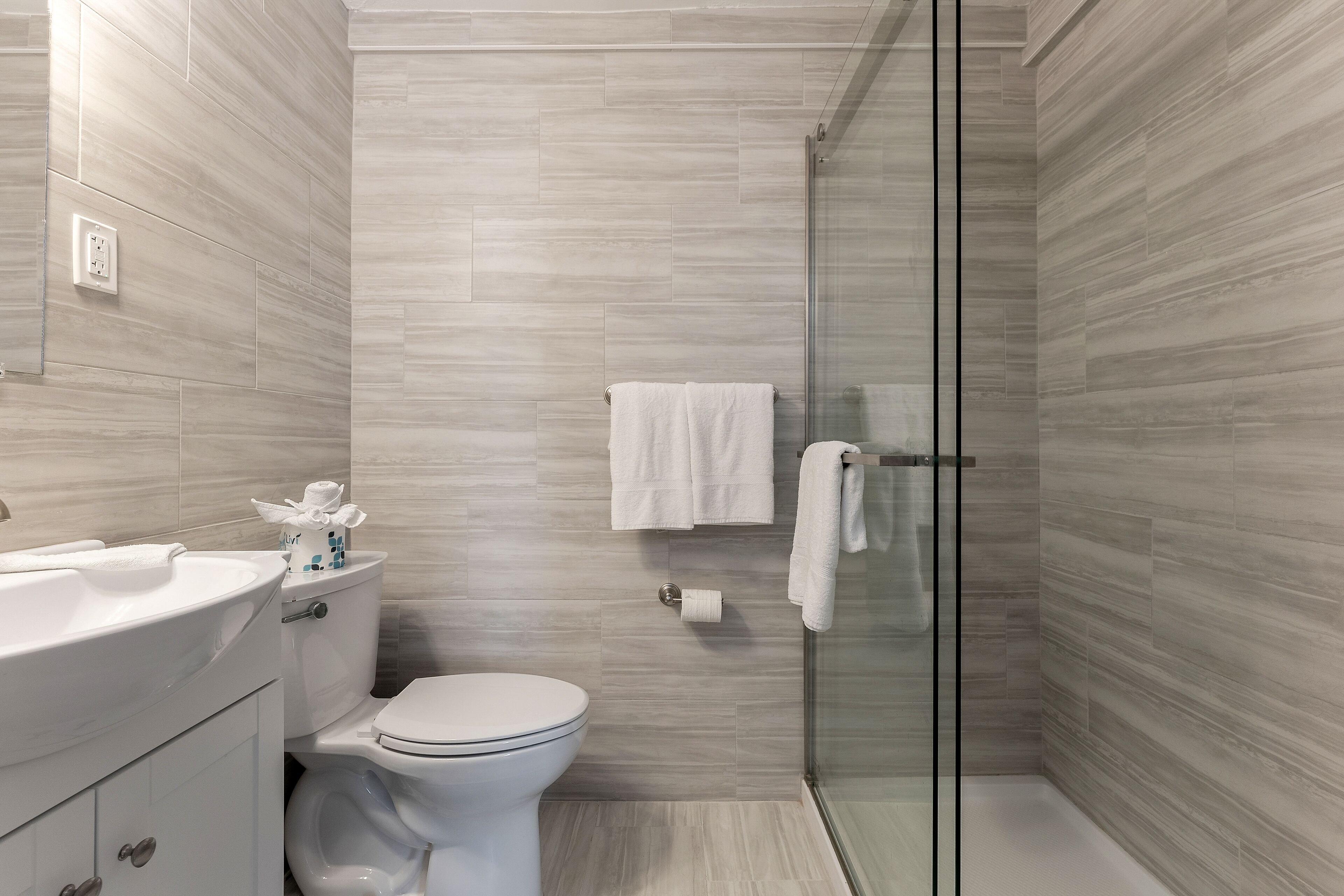 Photo - Oceanic Hotel & Barefoot Tiki Bar