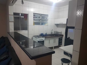 Geladeira, micro-ondas, fogão, cooktop