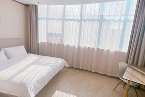 A hotel room with a bed, a chair, and a window with curtains. - Hanting Hotel (Zhuji Xishi Hometown Jiangdong Road) (Shaoxing)