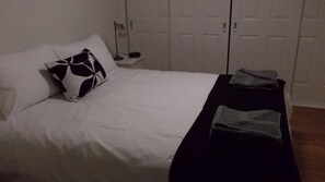 2 quartos, ferros/tábuas de passar roupa, roupa de cama