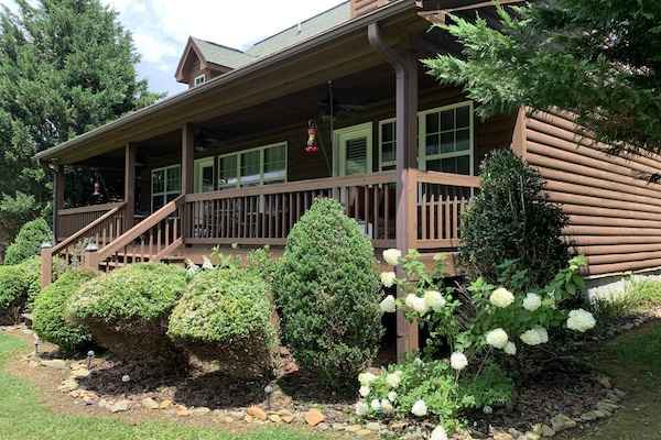 3 Bedroom, 2.5 Bath, Riverfront Cabin