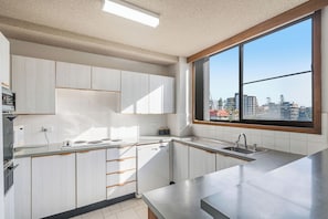 Fridge, microwave, oven, stovetop - Comfortable Apartment in the Popular Fountain Court Complex (Port Macquarie)