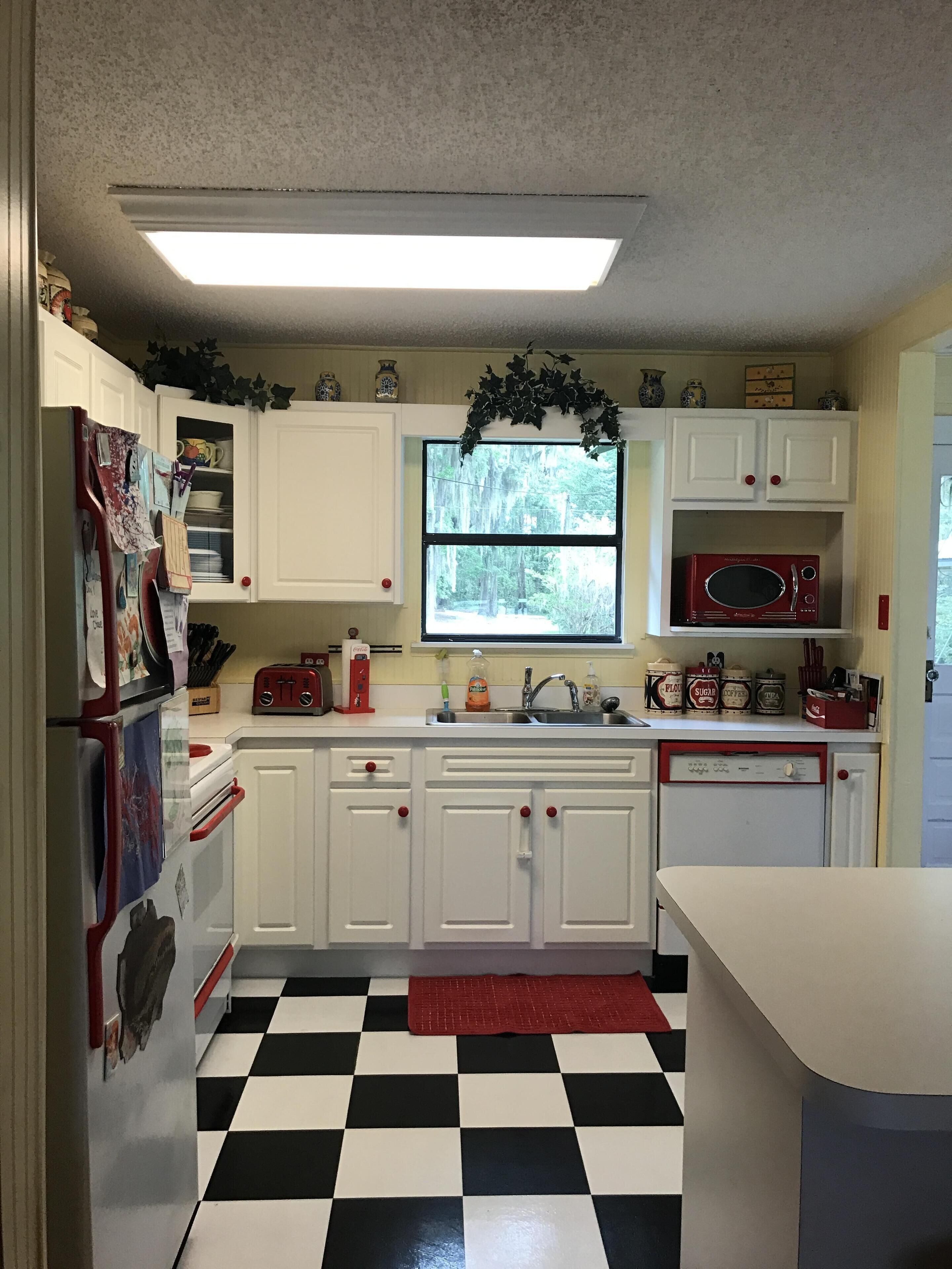 Lake living close to Gainesville, UF Health and University of Florida