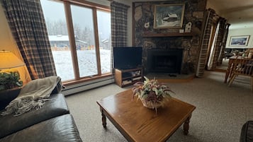 Télévision, cheminée