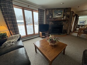 Télévision, cheminée