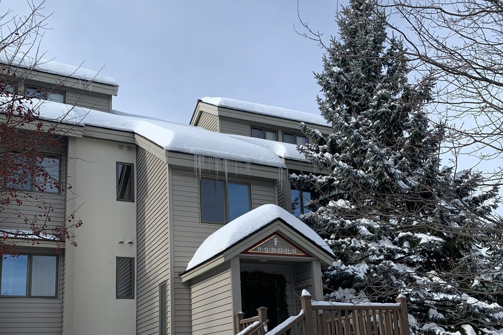 Stratton Mtn. Ski In/Ski Out OberTal 'F' Bldg 2 Bedrm, 1 Bth.
