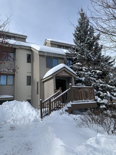 REDUCED RATES FOR MARCH! Ski In - Ski Out Condo in OberTal 'F' Building!