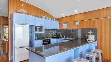 Een koelkast, een magnetron, een oven, een kookplaat