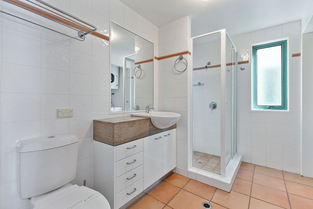 Un bagno moderno con servizi igienici, lavandino e doccia.