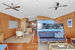 TV, DVD player - Panoramic views from this beautifully furnished unit set high on the hill. (Point Lookout)