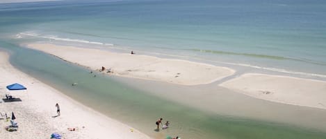 På stranden