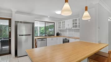 雪櫃、微波爐、焗爐、爐具