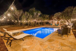 A heated pool - ATX Hideaway - Heated Pool / Jacuzzi / Firepit / Sleep 14 (Austin)