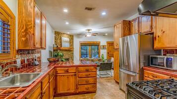 Jääkaappi, mikroaaltouuni, uuni, liesi