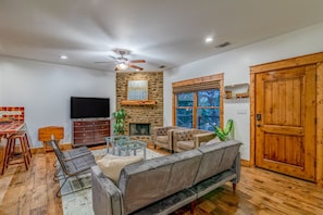 TV, fireplace - ATX Hideaway - Heated Pool / Jacuzzi / Firepit / Sleep 14 (Austin)