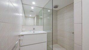 Douche, articles de toilette (gratuits), serviettes fournies