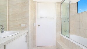 Combined shower/tub, free toiletries, towels