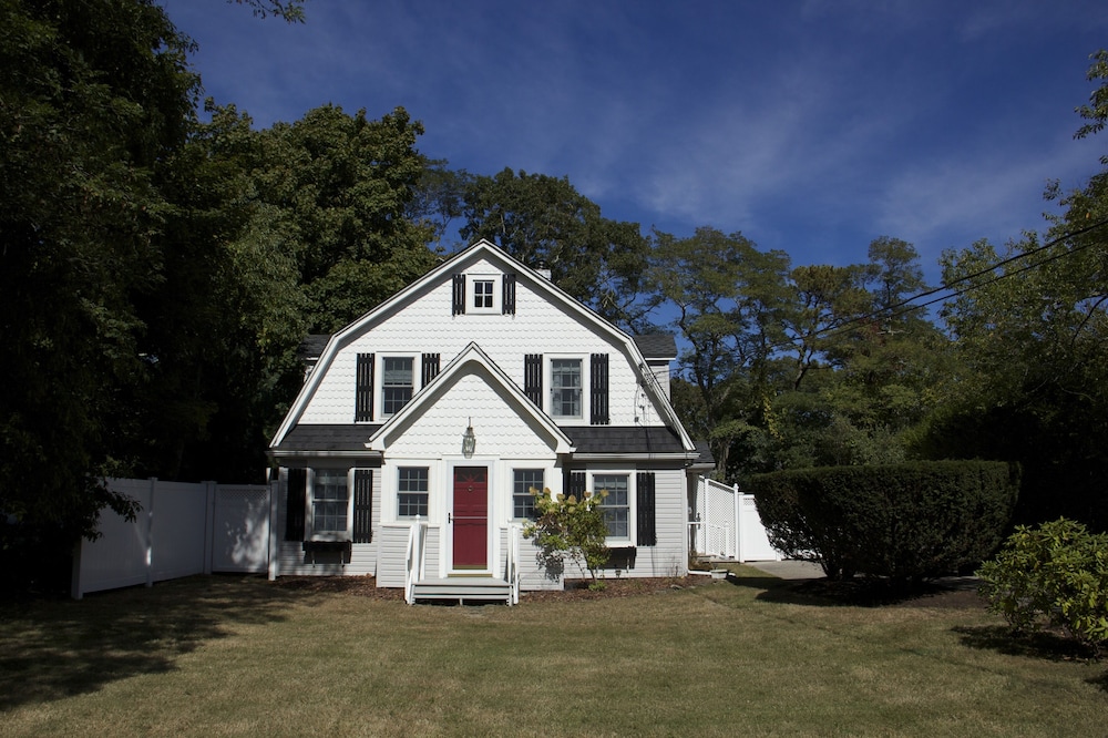 Quaint And Comfortable Home In Westhampton Beach