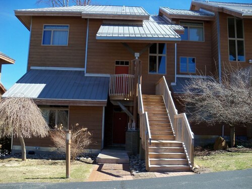 I'll Be Back Ski in/out condo