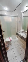 Chuveiro, toalhas de banho