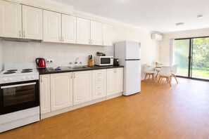 Wasserkocher mit Kaffee-/Teezubehör, Kühlschrank, Mikrowelle, Ofen