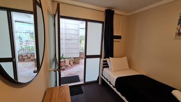 1 quarto, ferros/tábuas de passar roupa, roupa de cama