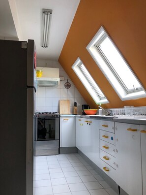 Een koelkast, een magnetron, een oven, een kookplaat