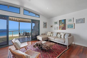TV - Panoramic views from this beautiful unit set high on the hill at Point... (Point Lookout)