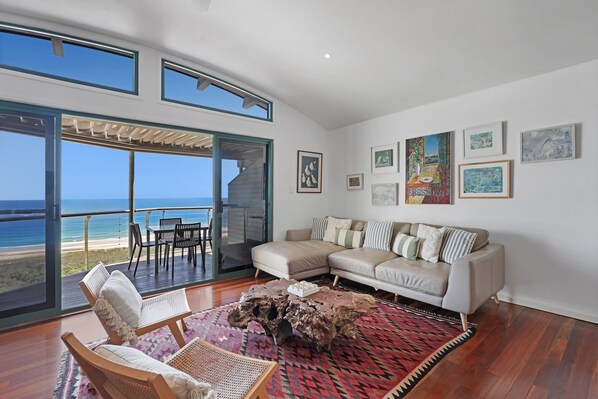 TV - Panoramic views from this beautiful unit set high on the hill at Point... (Point Lookout)