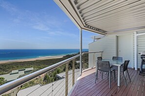 Outdoor dining - Panoramic views from this beautiful unit set high on the hill at Point... (Point Lookout)