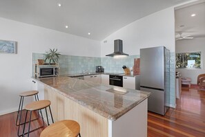 Fridge, microwave, oven, stovetop - Panoramic views from this beautiful unit set high on the hill at Point... (Point Lookout)